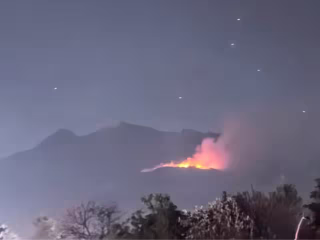 El siniestro ya ha consumido aproximadamente 150 hectáreas de pastizal, arbustos y árboles