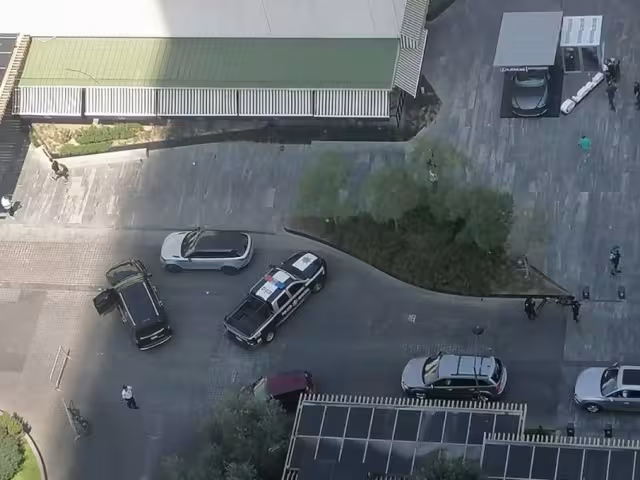 Agentes de seguridad acordonaron el área en Plaza Andares