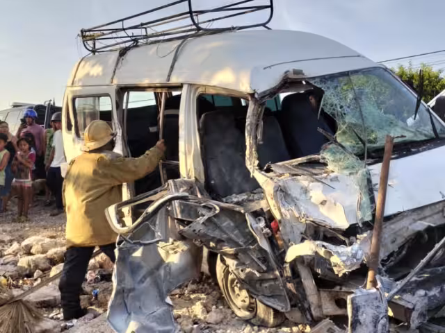 Por manejar bajo los efectos del alcohol, el conductor de una Van chocó contra una albarrada en Espita