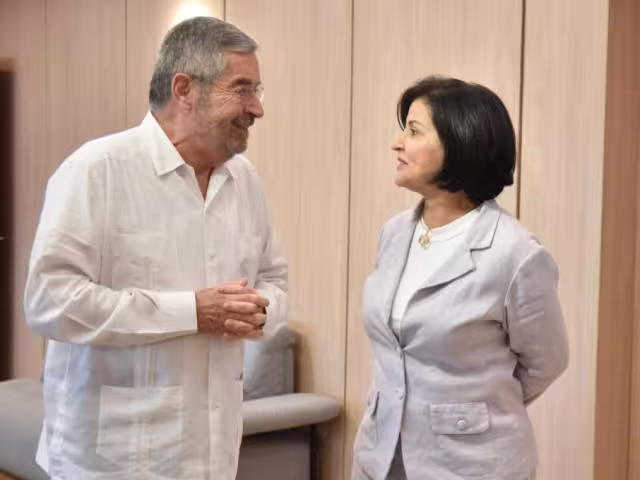El canciller Juan Ramón de la Fuente fue recibido por Marcia Maro da Silva, representante de la cancillería brasileña, para participar en la Cumbre de los BRICS