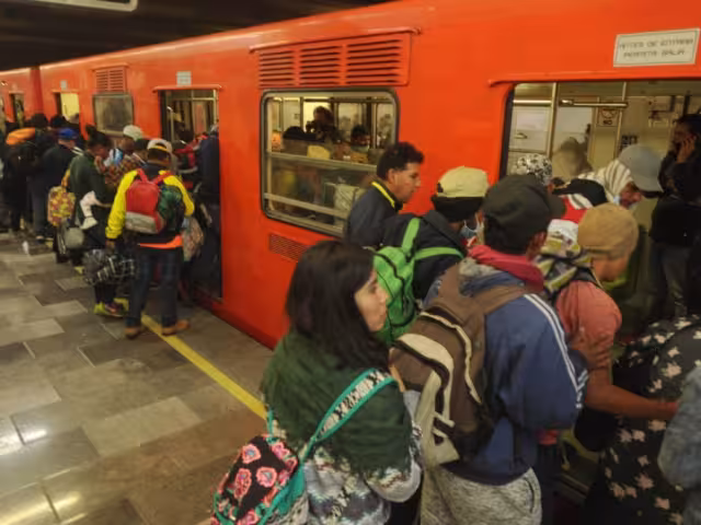 Las autoridades capitalinas continúan analizando imágenes de videovigilancia para identificar a los posibles agresores en el Metro