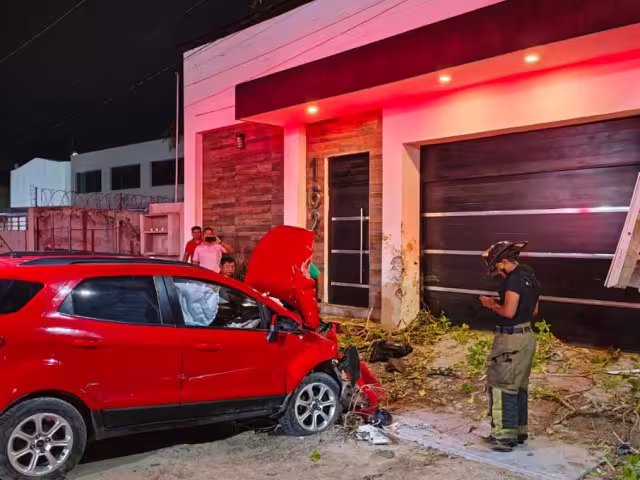 Conductor ebrio choca contra vivienda en Playa Norte; es detenido por la Policía Municipal