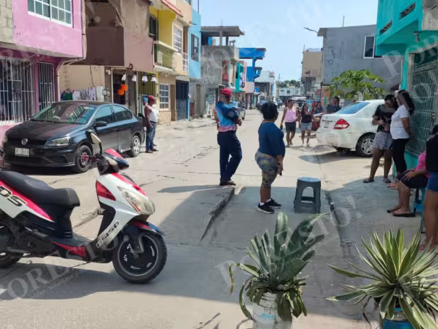Vecinos bloquean calle y retienen camioneta de la CFE en Villas de San José por fallas eléctricas en Carmen