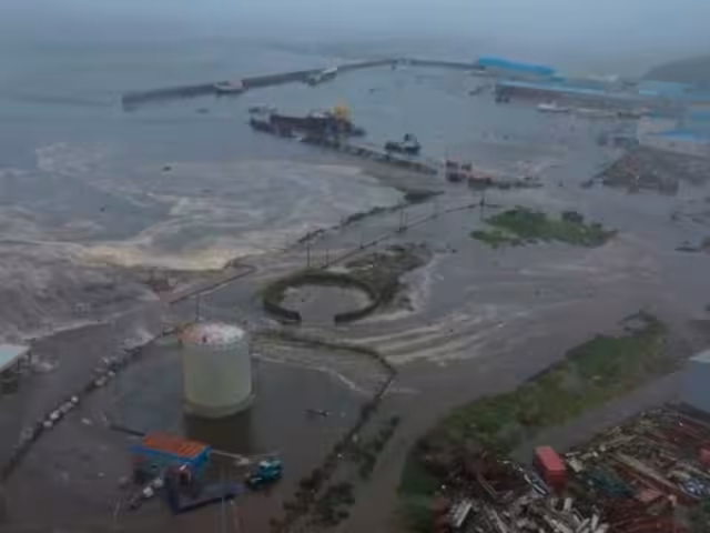 Videos difundidos en redes sociales muestran el dramático momento en el que las olas arrasan con instalaciones portuarias en la ciudad rusa de Severo Kurilsk