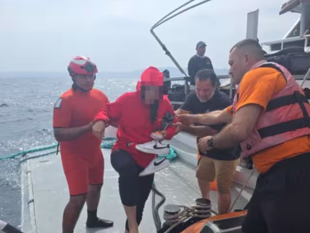 Las personas rescatadas fueron trasladadas al muelle y recibieron atención médica en el Hospital Naval de La Paz