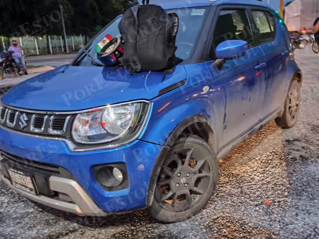 Un motociclista resultó gravemente herido tras ser embestido por un automóvil en la avenida Isla de Tris, en Ciudad del Carmen.