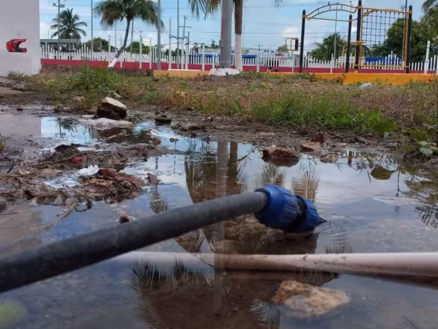 Acusan vecinos de la colonia Miraflores desatención a fuga de agua que tiene un mes. Señalas que las fugas constantes dejan sin suministro a las viviendas