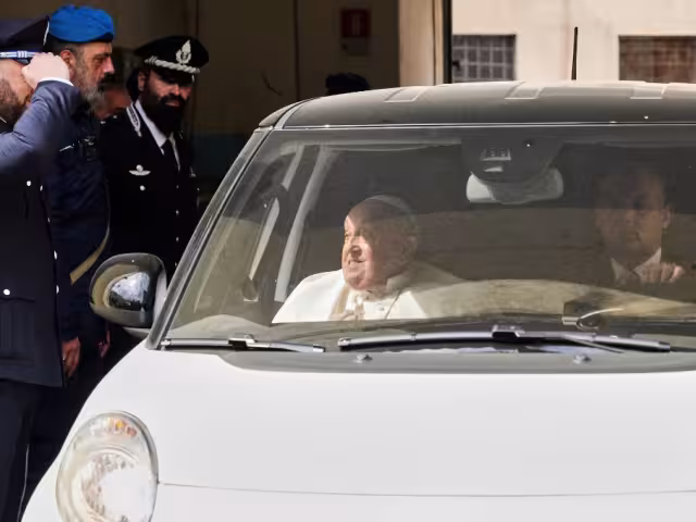 El PapaFrancisco finalmente si llegó de visita a la cárcel Regina Coeli, donde mantendrá un encuentro con unos 70 reclusos