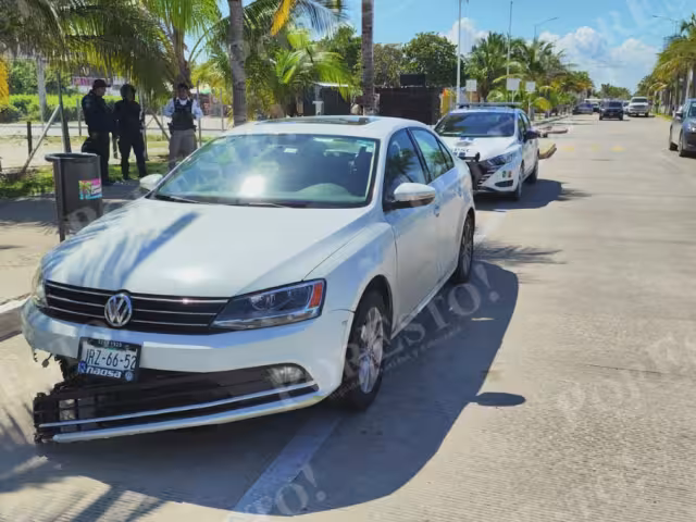 Pierde el control y termina sobre la banqueta del malecón costero de Playa Norte