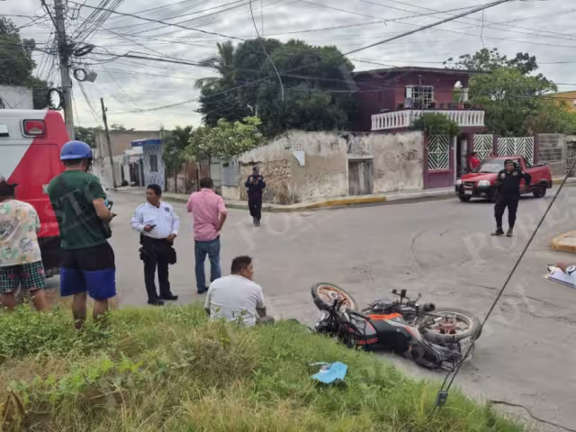 Un motorista resultó lesionado tras chocar contra una camioneta del DIF en la colonia Pozo del Monte de Champotón.