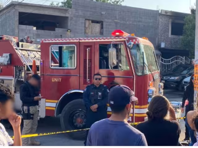 De acuerdo con información preliminar, una mujer y un menor lograron salir con vida