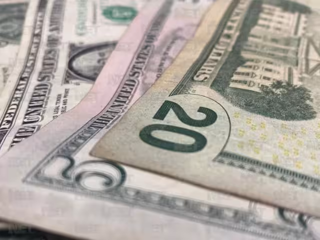 Al inicio de la jornada cambiaria el peso muestra un ligero descenso