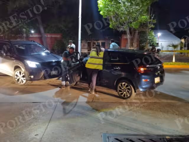 Choque entre conductoras en la colonia Francisco I. Madero deja daños materiales en Ciudad del Carmen