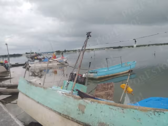 Pescadores de Sabancuy resguardaron sus lanchas ante el cierre de puertos por el frente frío número 13.