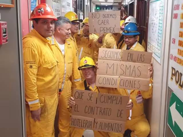 Denuncian abandono de petroleros en plataformas de Campeche: ni comida ni descanso