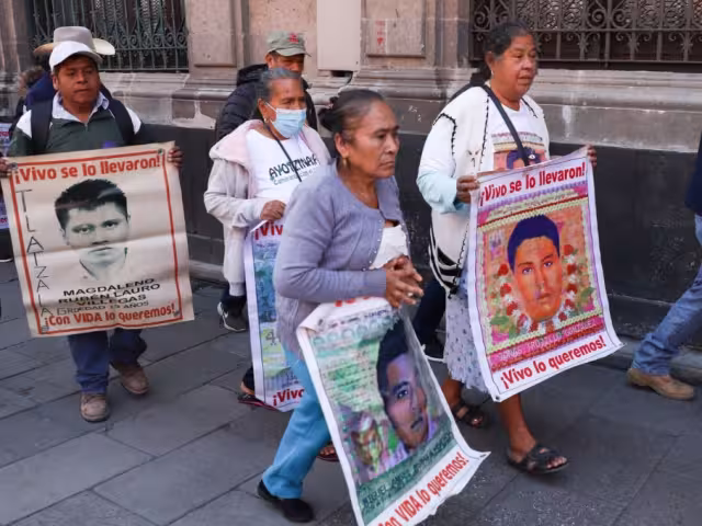 La presidenta Claudia Sheinbaum recibió en Palacio Nacional a los padres de estudiantes desaparecidos de Ayotzinapa