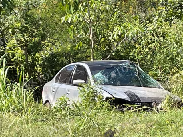 Un automóvil de lujo Volkswagen Vento terminó dentro de una hondonada tras salirse del camino en la carretera federal Campeche–Hopelchén.