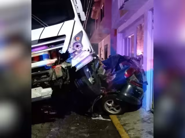 Un autobús de Volkswagen, conducido por un joven de 19 años presuntamente ebrio, chocó de frente contra el vehículo de las víctimas.