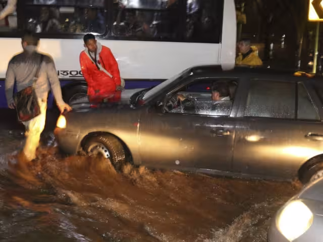 La presidenta Sheinbaum destacó que, aunque la CDMX ha invertido en obras de drenaje, la ciudad enfrenta hundimientos de placas que complican la evacuación de aguas pluviales