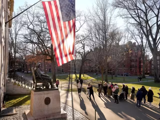 Este enfrentamiento se produce en un contexto más amplio donde otras universidades, como Columbia, han enfrentado presiones similares