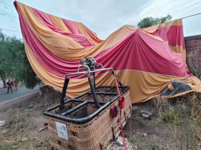 Los primeros reportes indican que el globo sufrió un desgarre en su tela durante el vuelo, lo que obligó al piloto a realizar un descenso de emergencia