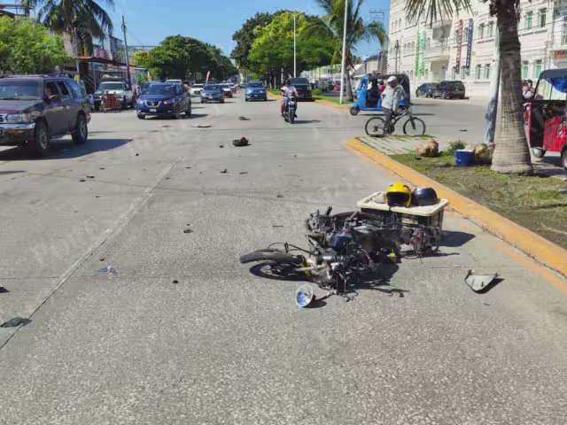Grave accidente en la colonia Renovación: motociclista impacta contra un Mazda