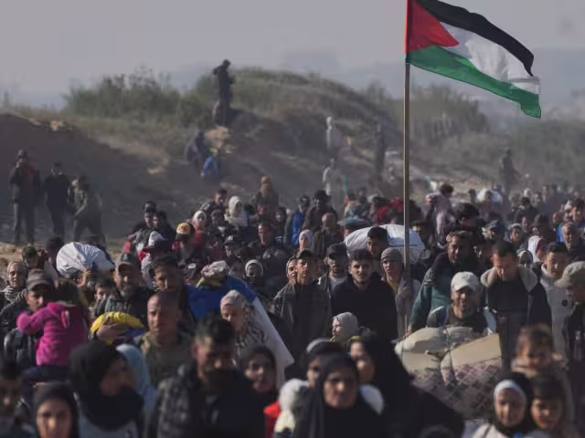 La carretera de Rashid, que conecta el norte y sur del enclave, se ha convertido en un punto crucial para el movimiento de civiles