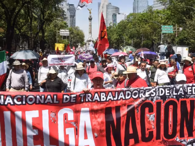 La Sección 22 de Oaxaca informó que, como parte de esta jornada de lucha, se ha iniciado un paro indefinido de labores