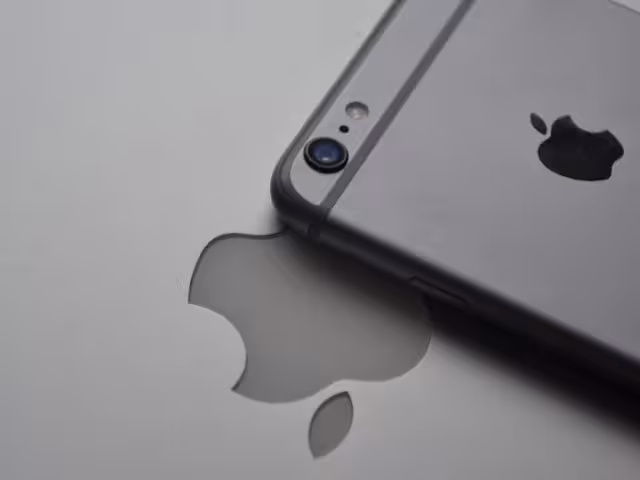 Trump Anuncia Posible Cierre de Fábricas de Apple en México