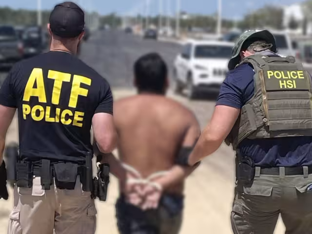 Autoridades estadounidenses difundieron imágenes en las que se ve a los trabajadores detenidos