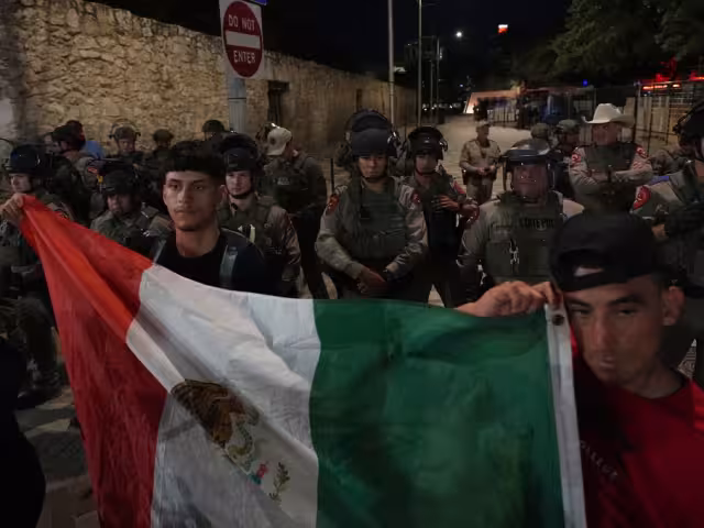 “Texas no tolerará la anarquía que hemos visto en Los Ángeles”, escribió el gobernador Greg Abbott