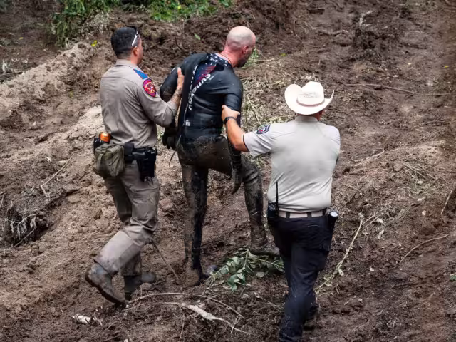 En el condado de Kerr, uno de los más afectados, se han reportado 68 decesos, entre ellos 28 menores de edad