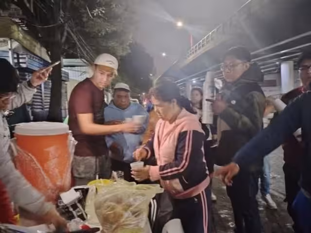 Entre las acciones de solidaridad, voluntarios ofrecieron papel higiénico, agua y alimentos sin costo