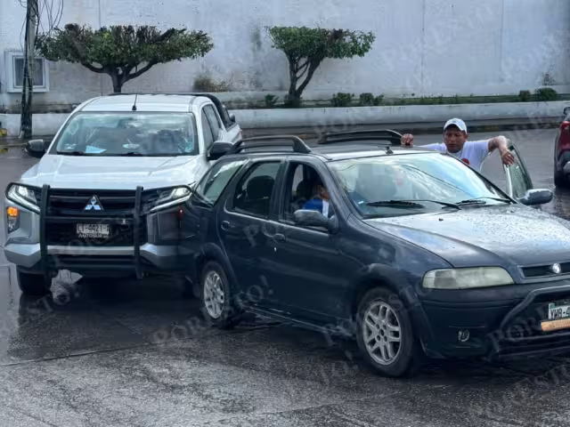 Percance vial en Soriana Aviación causa congestión temporal en la avenida