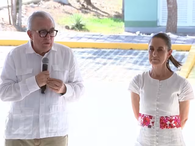 Rubén Rocha Moya, gobernador de Sinaloa, al recibir a la presidenta Claudia Sheinbaum Pardo, durante la presentación del programa Salud casa por Casa en Mazatlán
