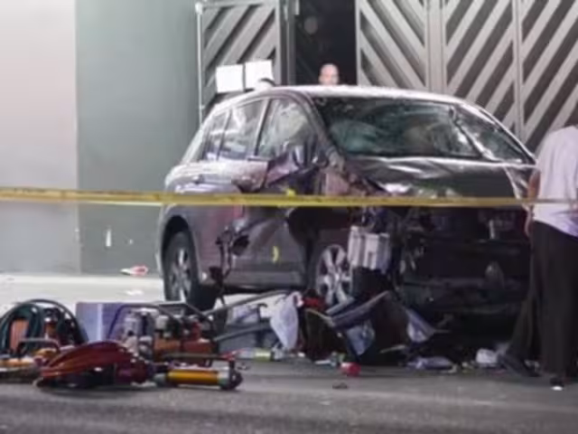 Un automóvil arrolló a un grupo de personas que esperaba ingresar a un club nocturno sobre el bulevar de Santa Mónica