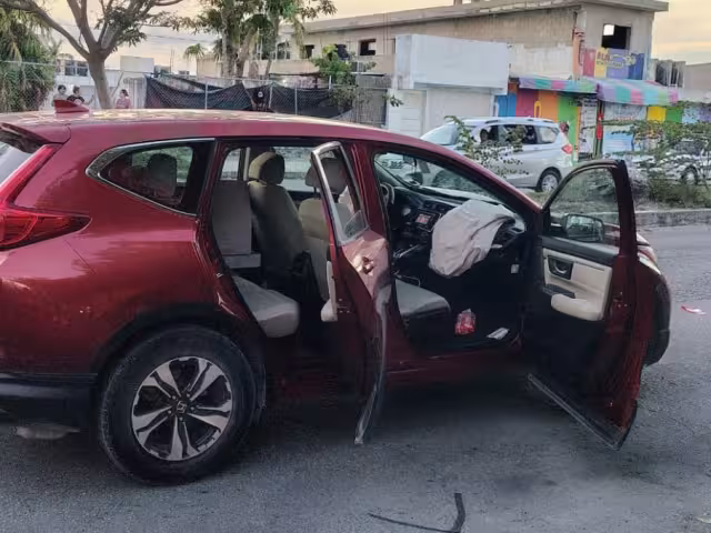 Aparatoso accidente en la Supermanzana 221 deja lesionados y daños materiales