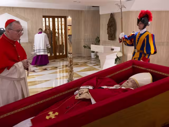 El Vaticano difundió las primeras imagenes del Papa Francisco en su ataud de madera
