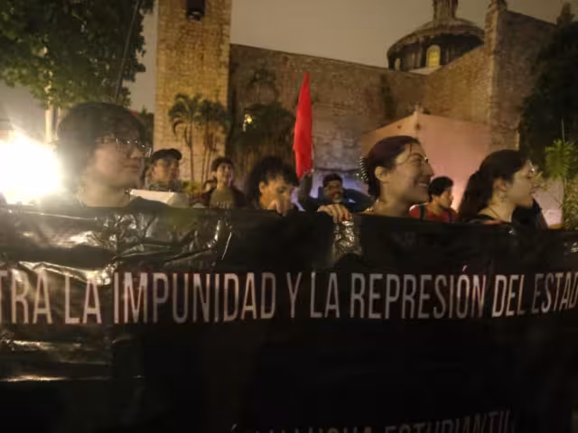 “Dos de octubre no se olvida”: estudiantes y colectivos marchan en Mérida a 57 años de la matanza de Tlatelolco
