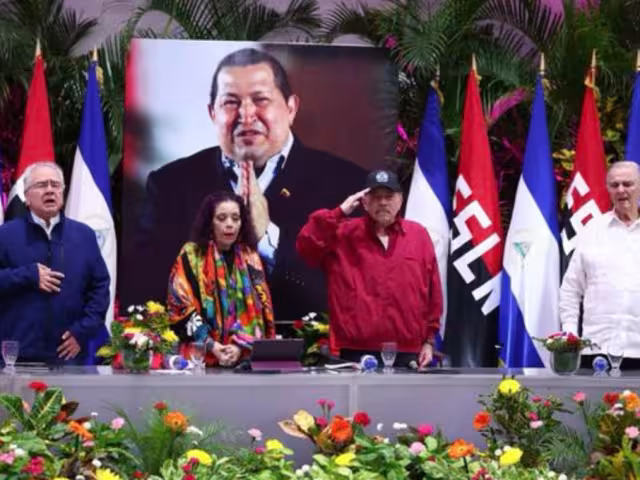 Daniel Ortega, copresidente de Nicaragua (de chamarra guinda), comparó al expresidente de Venezuela,  Hugo Chávez con Jesucristo