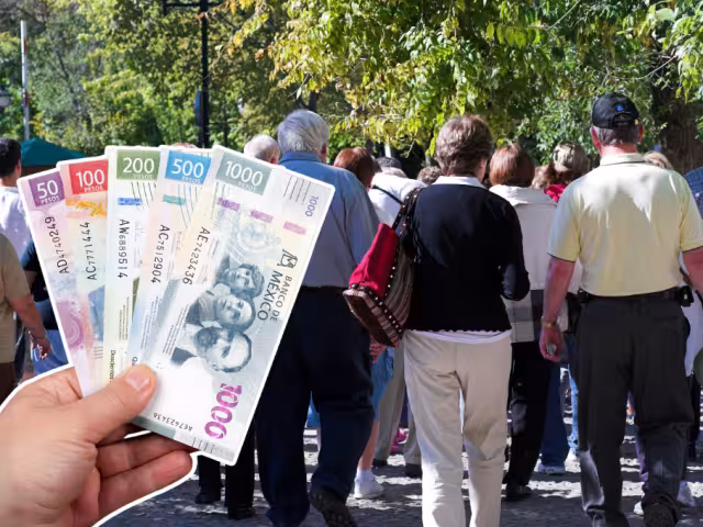 Los pensionados del IMSS y del ISSSTE esperan el pago de su aguinaldo anual.