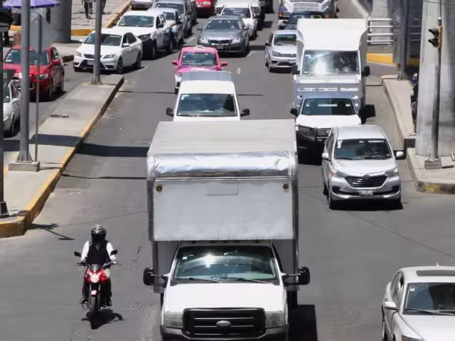 El programa Hoy No Circula busca disminuir la emisión de contaminantes provenientes de fuentes móviles