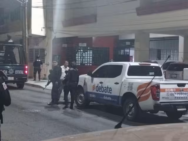 Periodistas de Sinaloa exigen justicia tras el ataque armado a las oficinas de El Debate en Culiacán