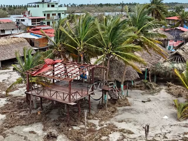 De acuerdo con la Comisión Federal de Electricidad (CFE), se contabilizaron 276 mil 885 usuarios sin energía eléctrica tras el paso del Huracán