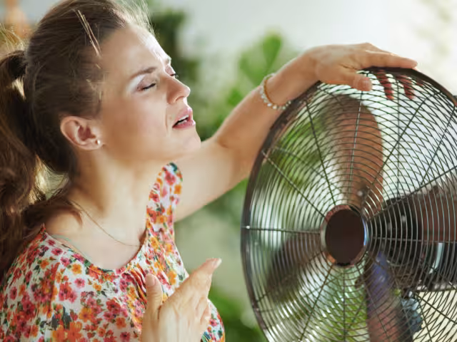 Las autoridades recomiendan tomar precauciones para evitar golpes de calor y deshidratación durante este período.