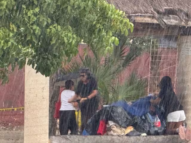 Cae una fuerte lluvia y toma desprevenido a los transeúntes en Playa del Carmen