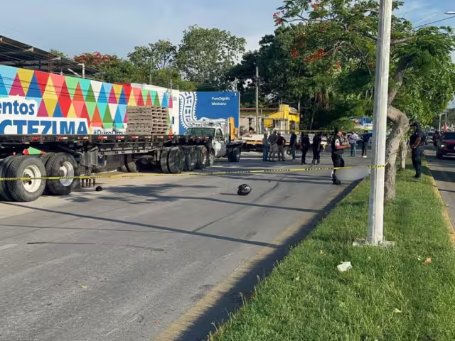 Un joven motociclista falleció tras chocar contra un camión de materiales en la avenida Lázaro Cárdenas.