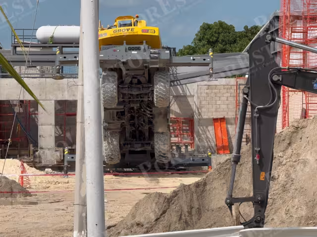 Una grúa volcó dentro de la obra donde se construye una nueva Bodega Aurrerá en el fraccionamiento Malibrán de Ciudad del Carmen.