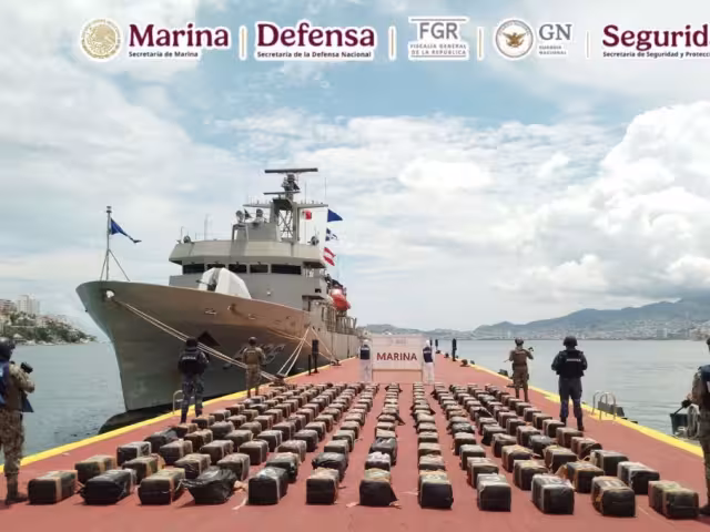 Los tripulantes, de origen extranjero, junto con la embarcación y la droga asegurada, fueron puestos a disposición de la