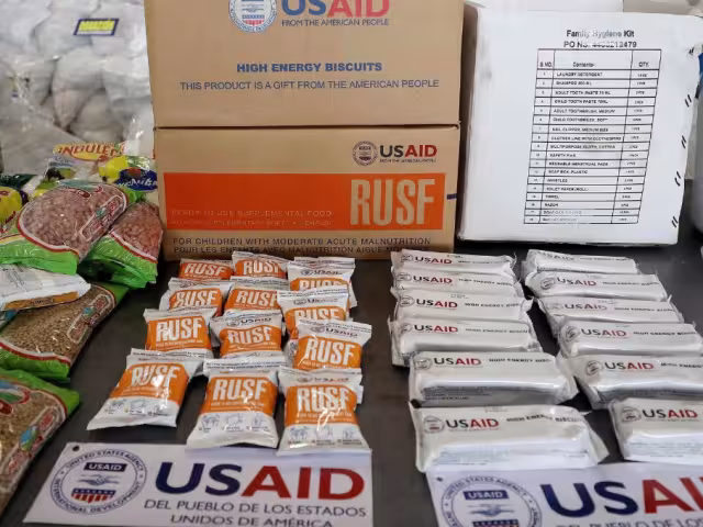 La senadora demócrata Elizabeth Warren acusó a Trump de permitir a Musk manejar datos confidenciales y congelar financiamiento gubernamental